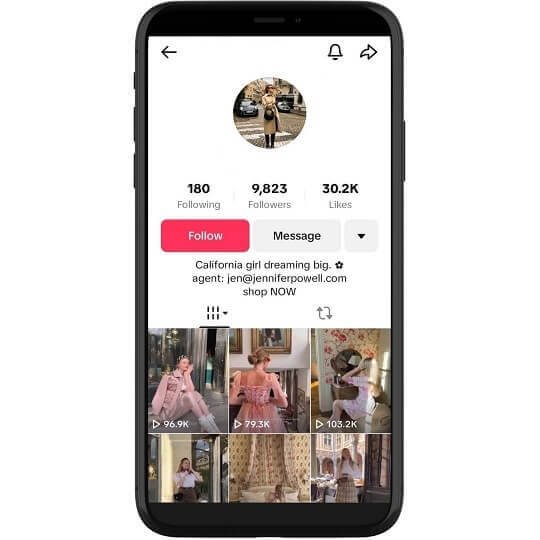 ****ics.fashion (9.8k followers)